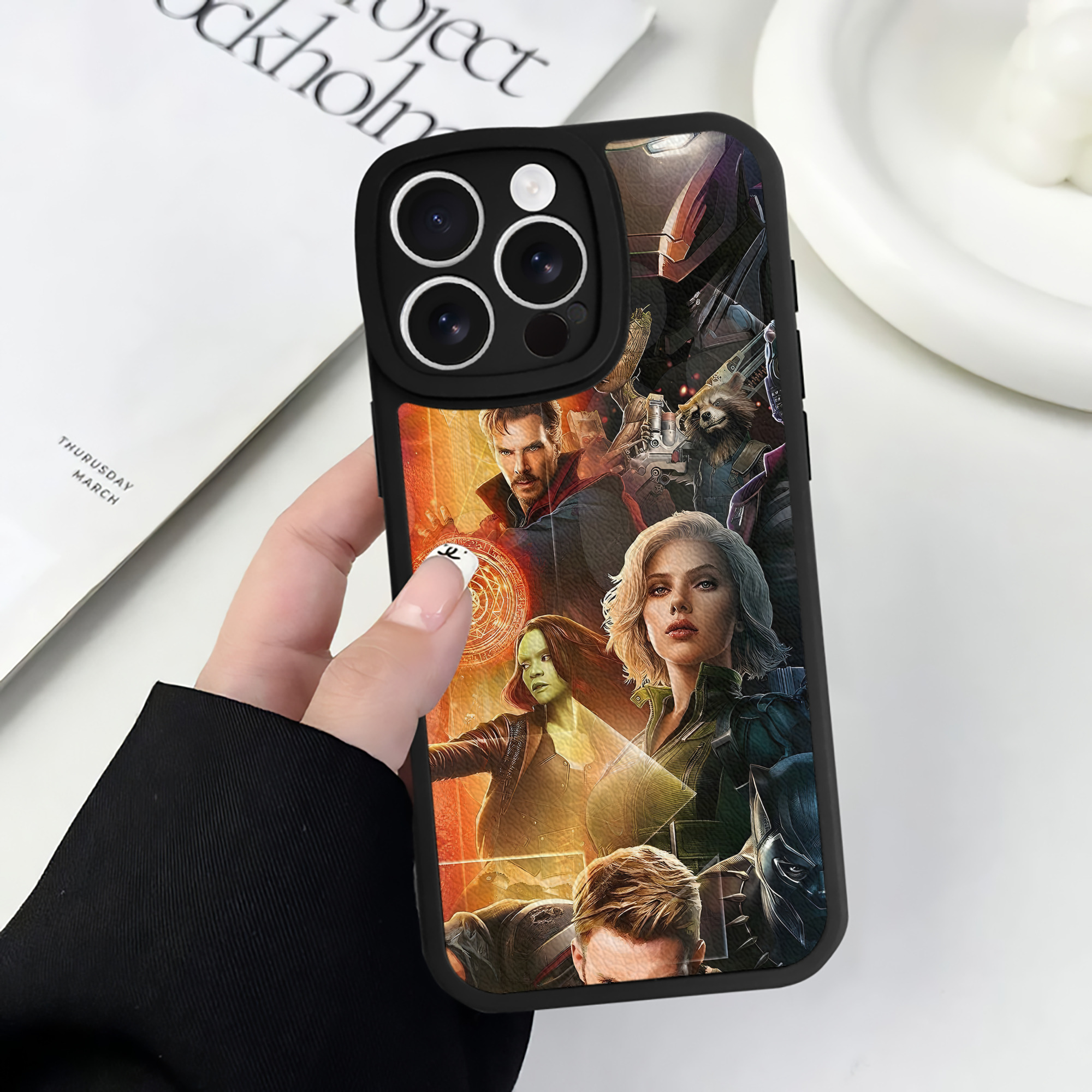 （画像用） アベンジャーズ The Avengers 【iPhone 16シリーズ対応】シリコンスマホケース（レザー調） 材質：シリコン